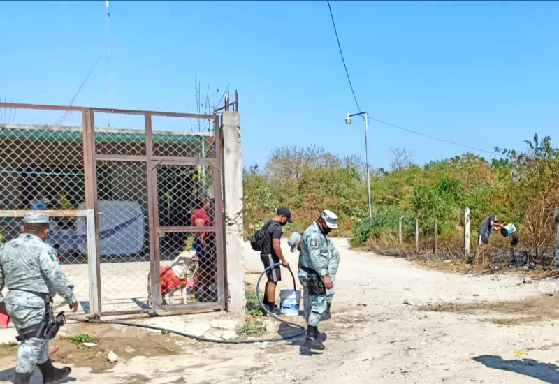 uniformados-sofocando-incendio