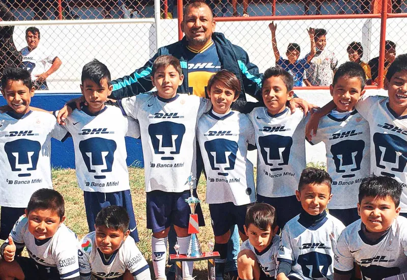 niños-juegan-futbol 