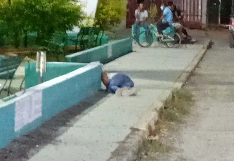 sujeto-tirado-en-el-piso