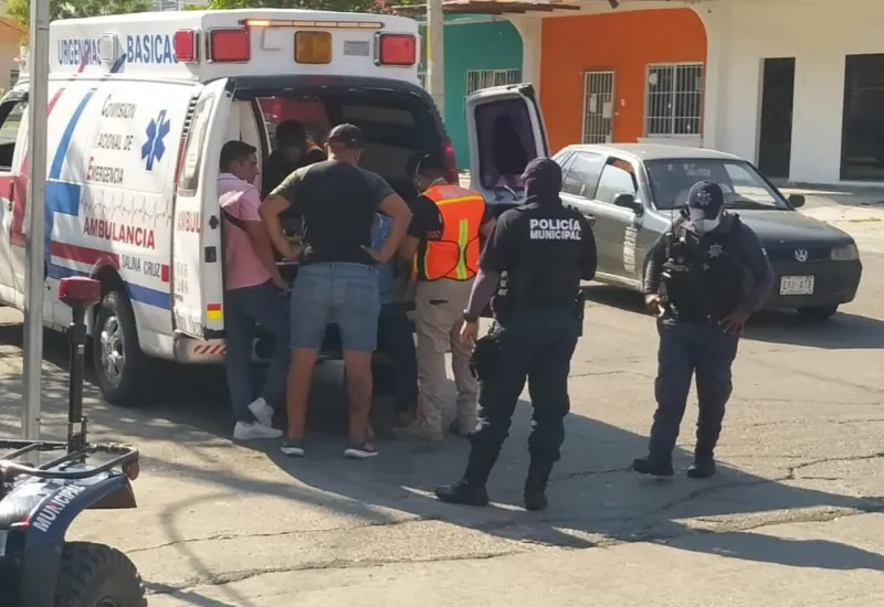 ambulancia-ayudando-a-accidentados