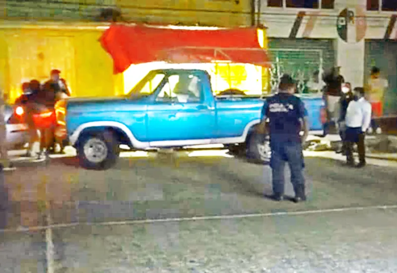 camioneta frente a negocio
