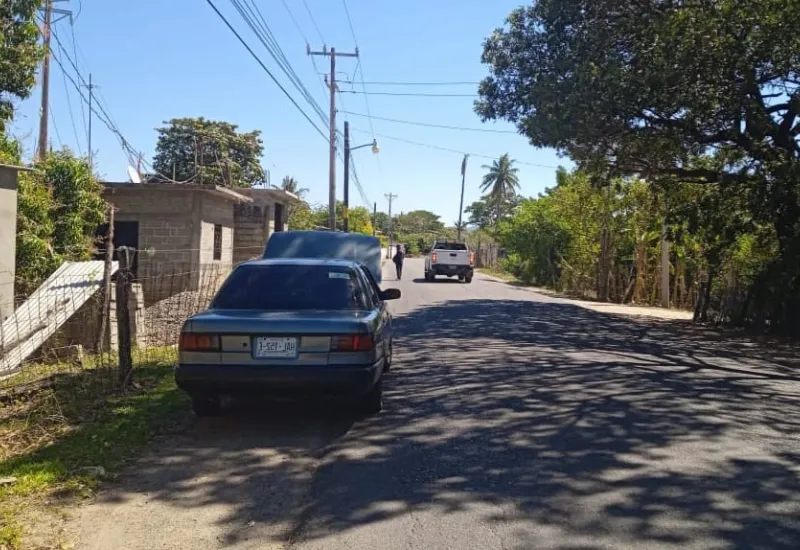 calle con auto estacionado