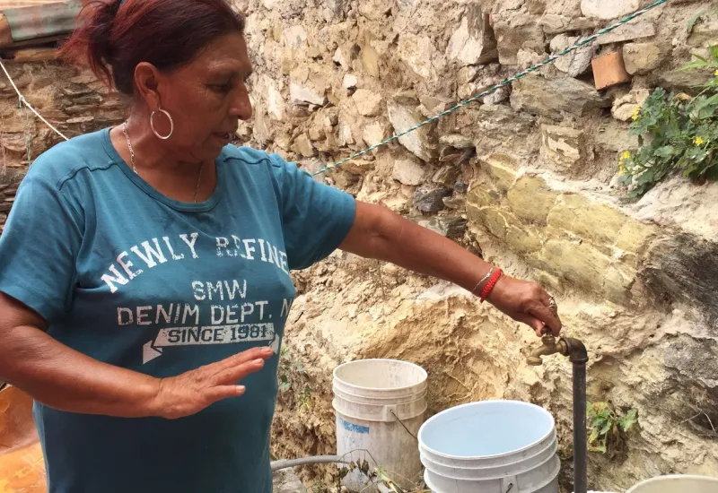 persona-y-grifo-de-agua