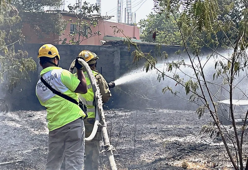 bomberos-sofocando-fuego