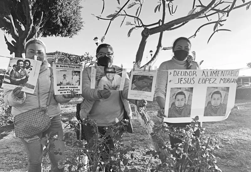mujeres-colocando-tendedero