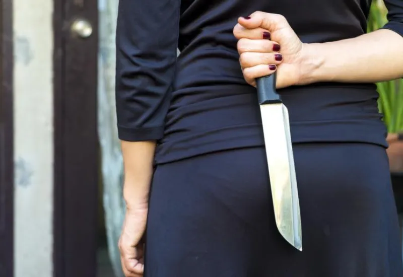 muje_con_cuchillo-en_mano