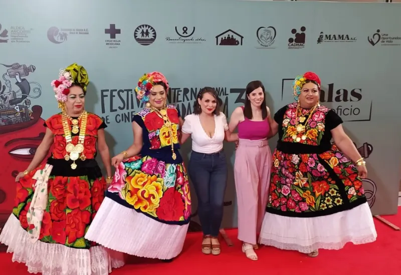Elvis Guerra, Felina Santiago Valdivieso y Khrystal Aquino posan junto a las realizadoras del documental