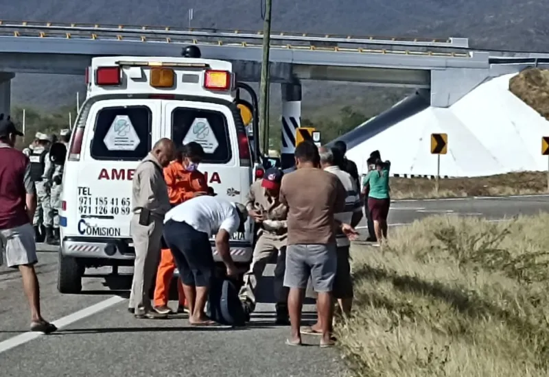 ambulancia-ayudando-a-accidentado