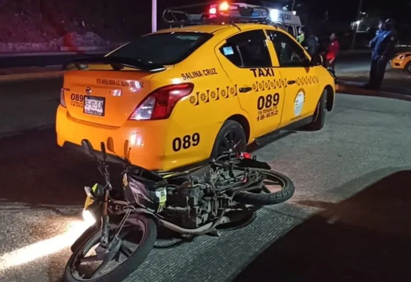 moto_incrustada_en_taxi