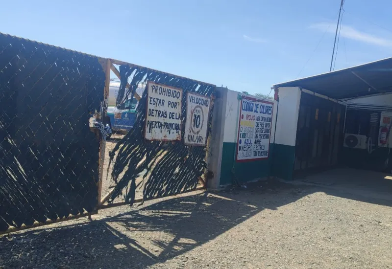 Los ex trabajadores y sus familias cerraron las instalaciones de la empresa.