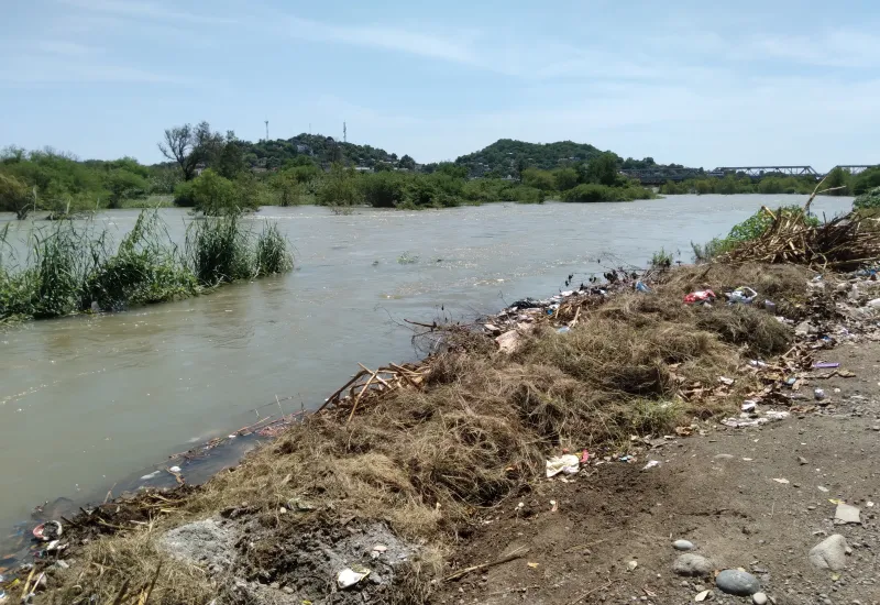 Todo tipo de desechos arrojan al afluente.