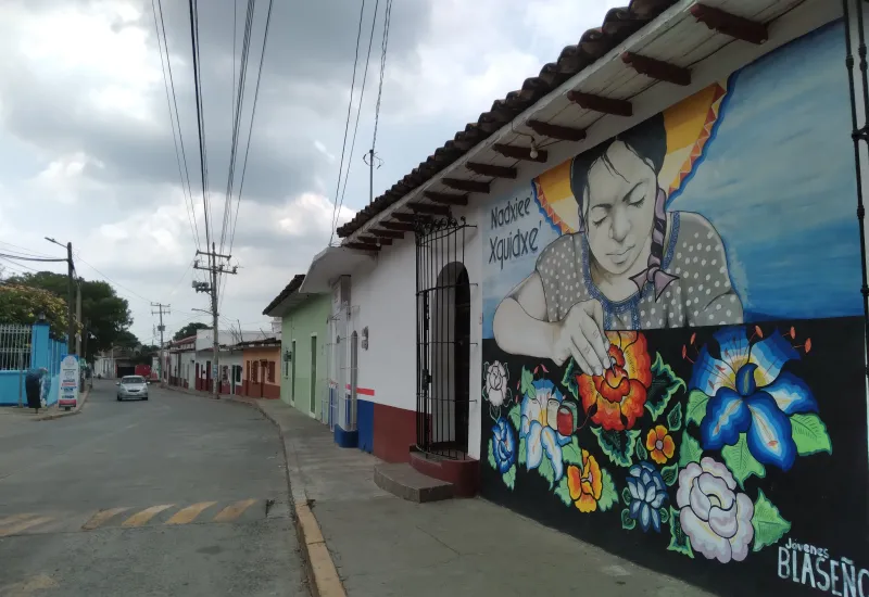 San Blas Atempa está situada a las faldas del Cerro del Tigre o Jaguar y a orillas de las vertientes del río Tehuantepec o río grande.