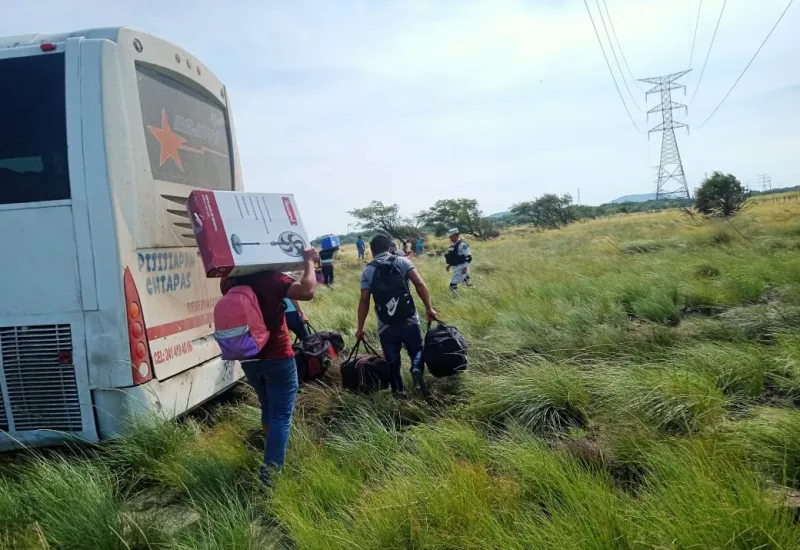 El autobús estuvo a punto de volcar.