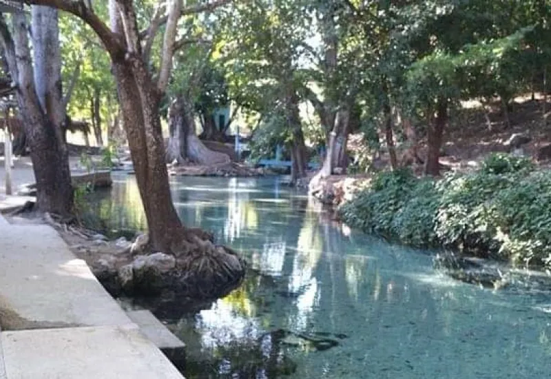 El grupo que tomó las instalaciones comunales amenaza con apoderarse del balneario para cobrar las entradas.