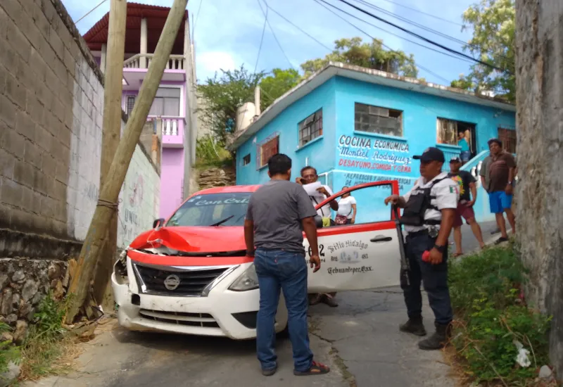 El taxista resultó con lesiones menores, quien fue atendido por paramédicos de la Cruz Roja en el lugar del accidente.