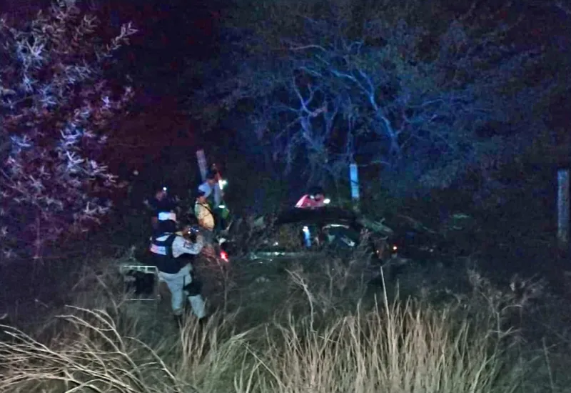 Automóvil se redujo a cenizas en el Istmo de Oaxaca