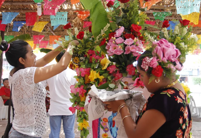 Las festividades de Santa Cruz Tagolaba en Tehuantepec son muy concurridas.