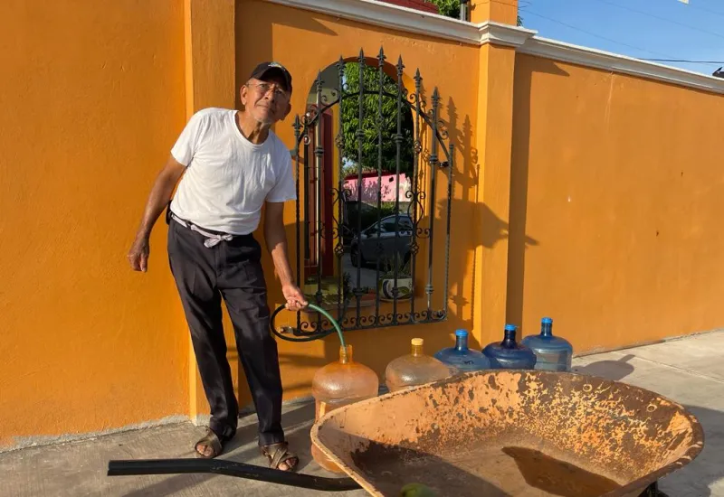 Se las han visto "negras" por la falta de agua potable en Asunción Ixtaltepec. FOTO: Cortesía.