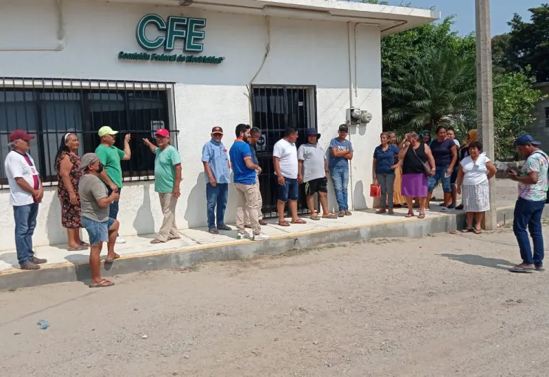 Manifestantes de Chicapa de Castro dejaron la oficina de la empresa productiva sin energía eléctrica. FOTO: Cortesía. 