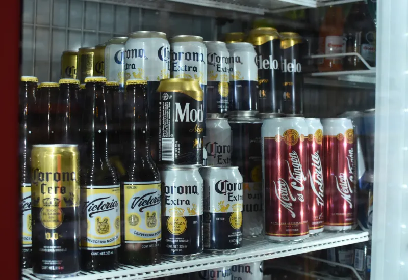 Vecinos de los puntos de venta de cervezas se quejan por el ruido y los desfiguros de los bebedores.