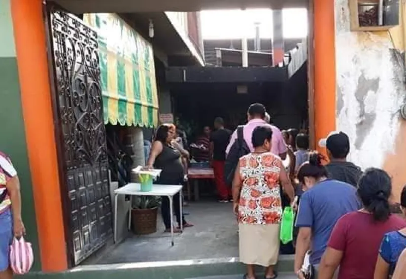 Todos los domingos, la señora Migdalia prepara y expende desayunos en su domicilio.