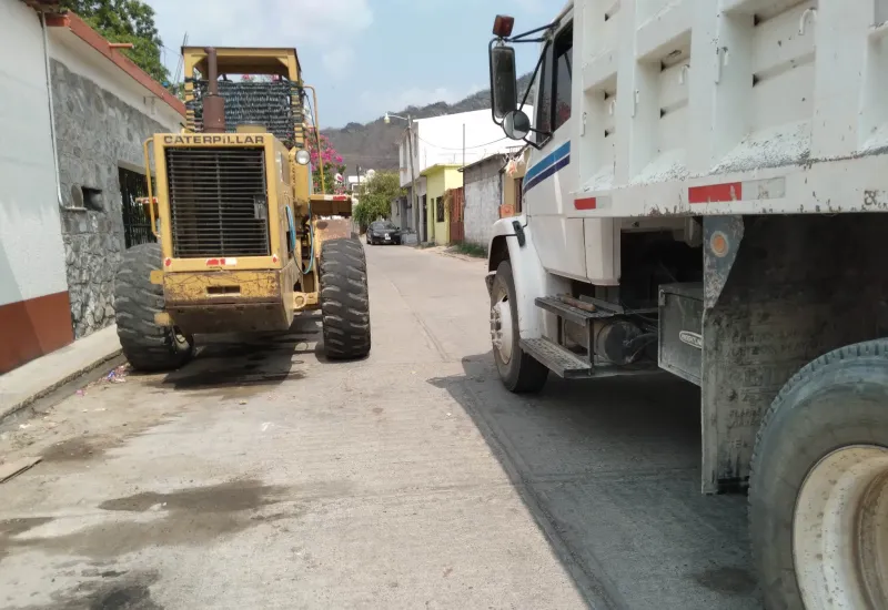 Los inconformes mantienen la toma de la oficina y las unidades pesadas. 