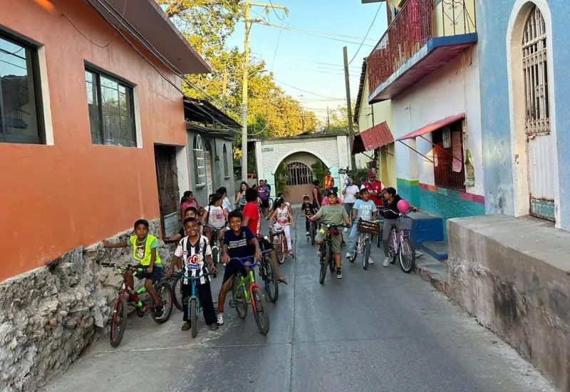 Artista visual de Tehuantepec promueve el uso de la bicicleta. 