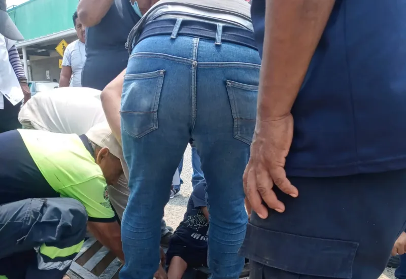 'Después del niño ahogado', personal de Bodega Aurrera tapa el pozo.