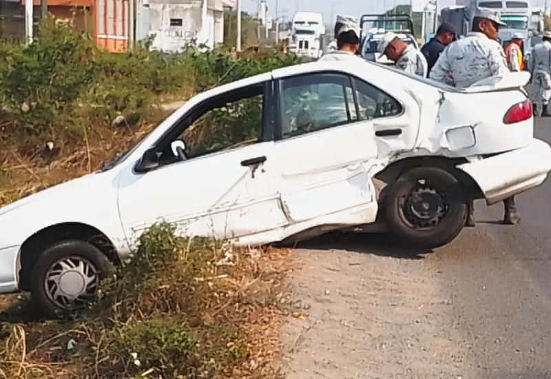 Uno de los vehículos estuvo a punto de volcar.