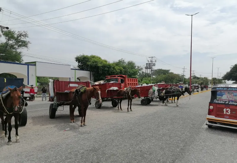 Líder explica los acuerdos entre grupos para utilizar tiradero. Foto: Cortesía. 