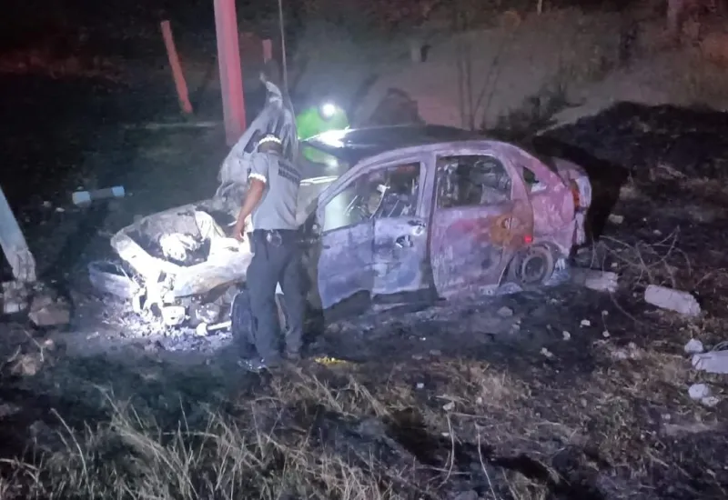 El automóvil terminó totalmente calcinado.