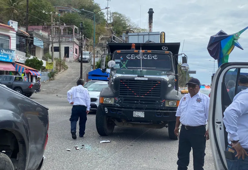 El encontronazo se registró entre el camión volteo y la camioneta.