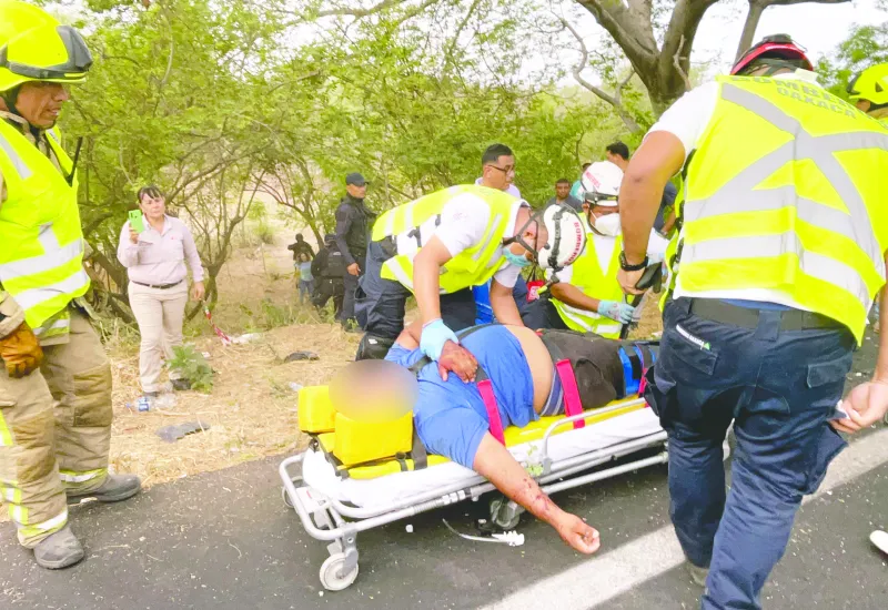  Paramédicos trasladaron a los lesionados al hospital, un matrimonio y su menor hija, quienes viajaban en la camioneta Hyundai.