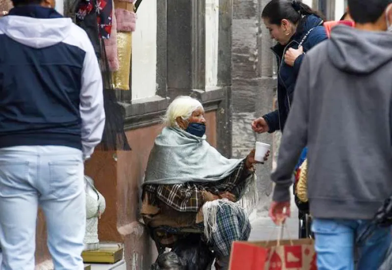 Hay 9.1 millones de mexicanos en pobreza extrema, la economía está estancada y la tasa de informalidad laboral no cede. Foto: Agencias