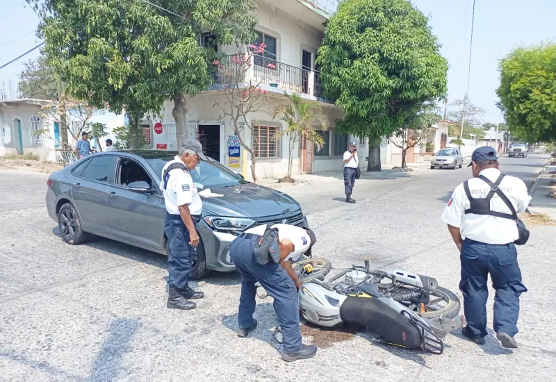 El conductor del auto fue detenido y el motociclista fue llevado al hospital con severas lesiones.
