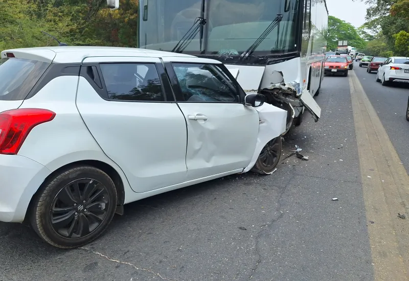 El aparatoso accidente se registró a la altura del Puente Pimentel.