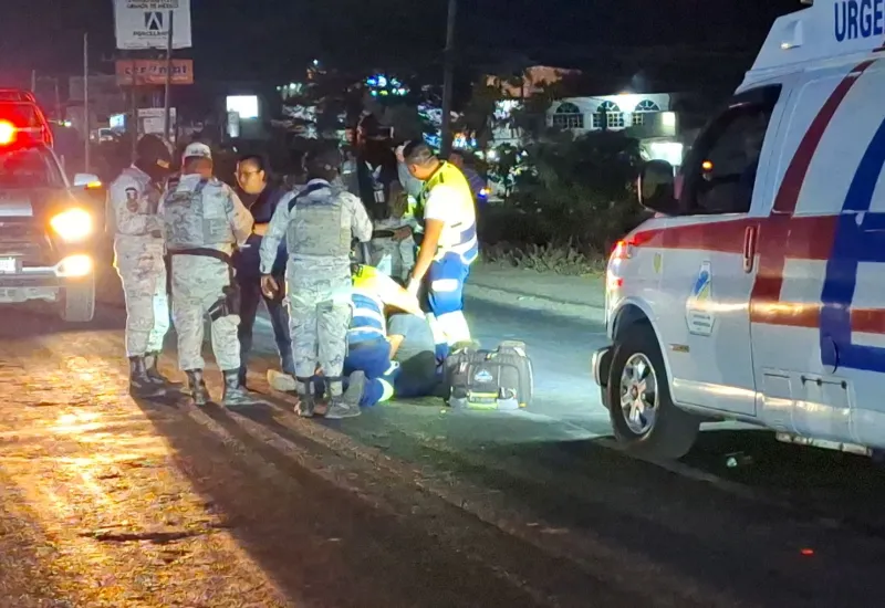 El motociclista lesionado recibió atención prehospitalaria de paramédicos de la CNE.