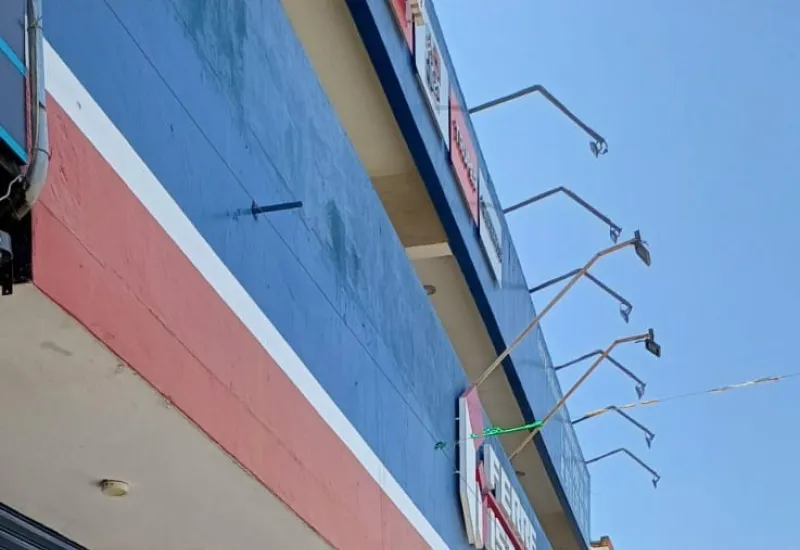 Trabajadores de una ferretería se percataron del olor y lo reportaron a su jefe, quien dio aviso a la policía.