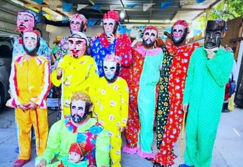 Destacan en la celebración de la vela agosto los tradicionales mbio’xho’ que desfilan en las principales calles de la ciudad el día 14 de agosto.
