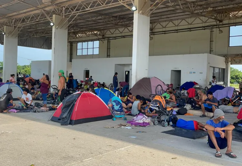 Su estancia podría prolongarse debido a las enfermedades que enfrentan y la falta de recursos para continuar avanzando.