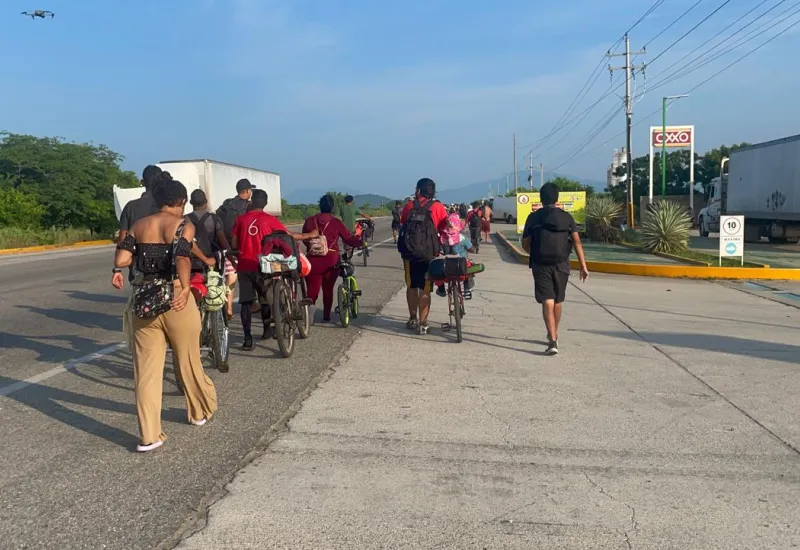 Hombre, mujeres y niños son parte de este grupo que ansía llegar a Estados Unidos.