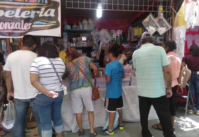 Los tianguis instalados prácticamente ofrecen los mismos precios que los comercios tradicionales.