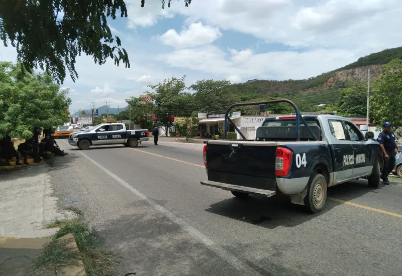 Un grupo de policías bloqueó la carretera para demandar la intervención de Vilma Martínez en el conflicto de la agencia municipal.