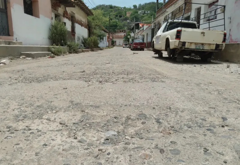 En la temporada de lluvia se hacen arroyos y charcos que dificultan el paso. 