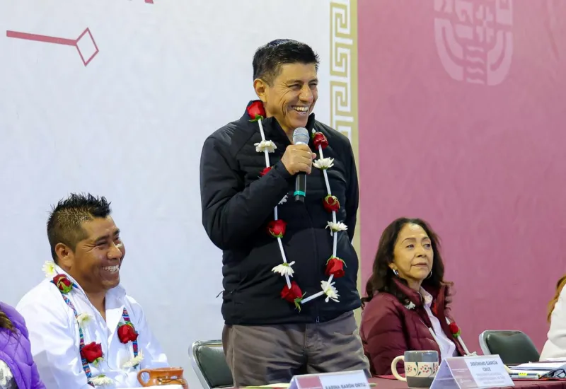 El Gobernador Salomón Jara acudió a esta comunidad a informar sobre el nuevo modelo de gobierno, de territorio, no de escritorio. Foto: Cortesía.
