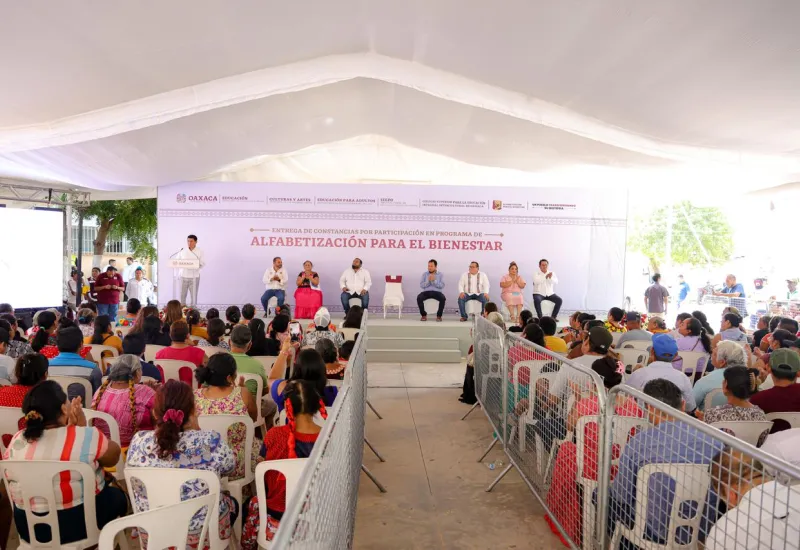 El Mandatario estatal señaló que en la entidad, más del 9 por ciento de las y los oaxaqueños adultos no sabe leer ni escribir.