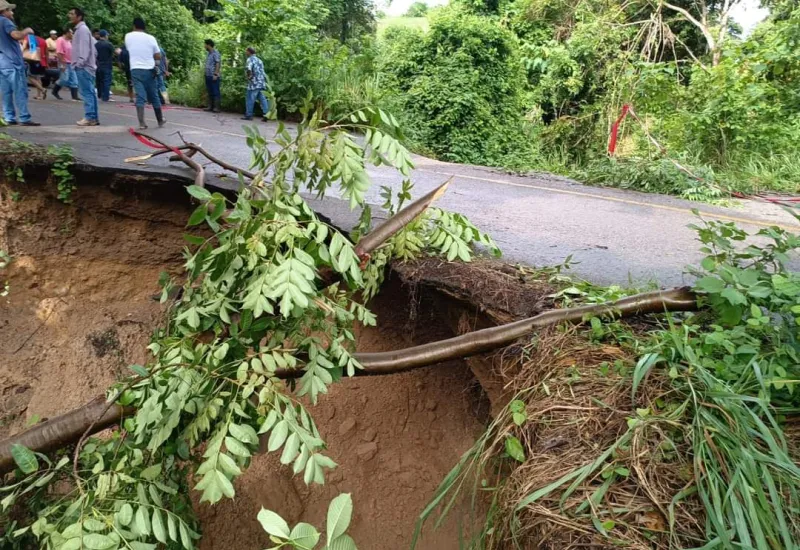 Las lluvias provocaron un enorme socavón en el tramo carretero La Mixtequita - María Lombardo. Foto: Cortesía.
