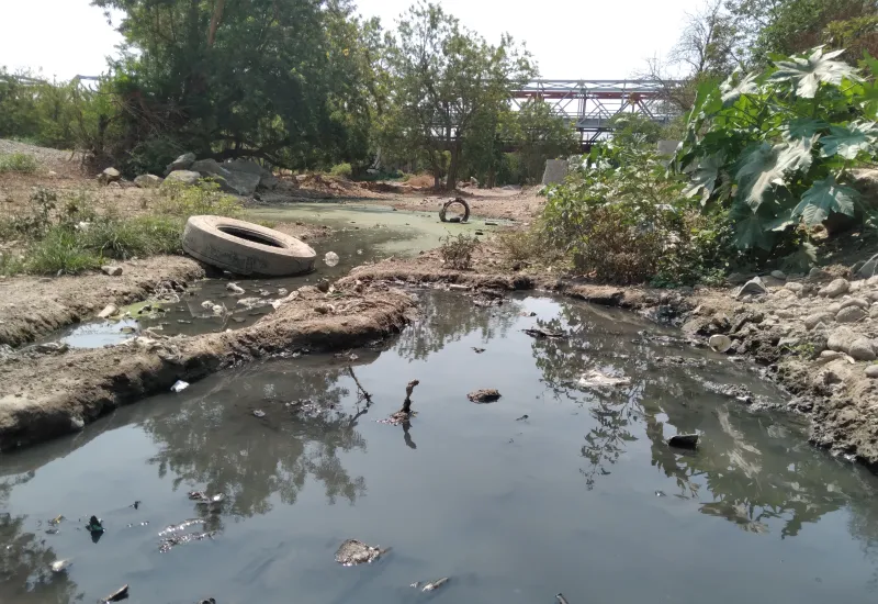 Las obras inconclusas del drenaje sanitario han empeorado la situación del afluente.