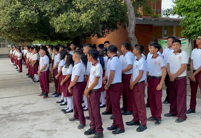 Este lunes se abrieron más de mil escuelas del nivel básico en los 46 municipios que conforman la región.
