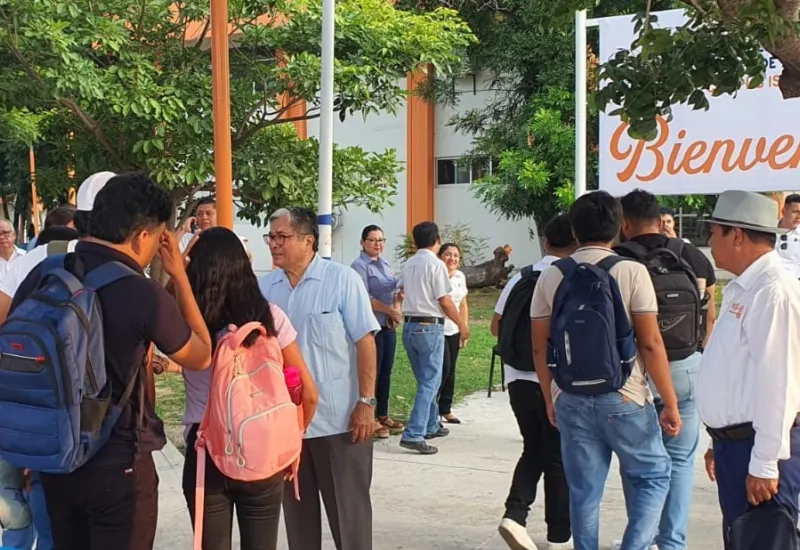 La plantilla laboral está integrada por 307 docentes. 